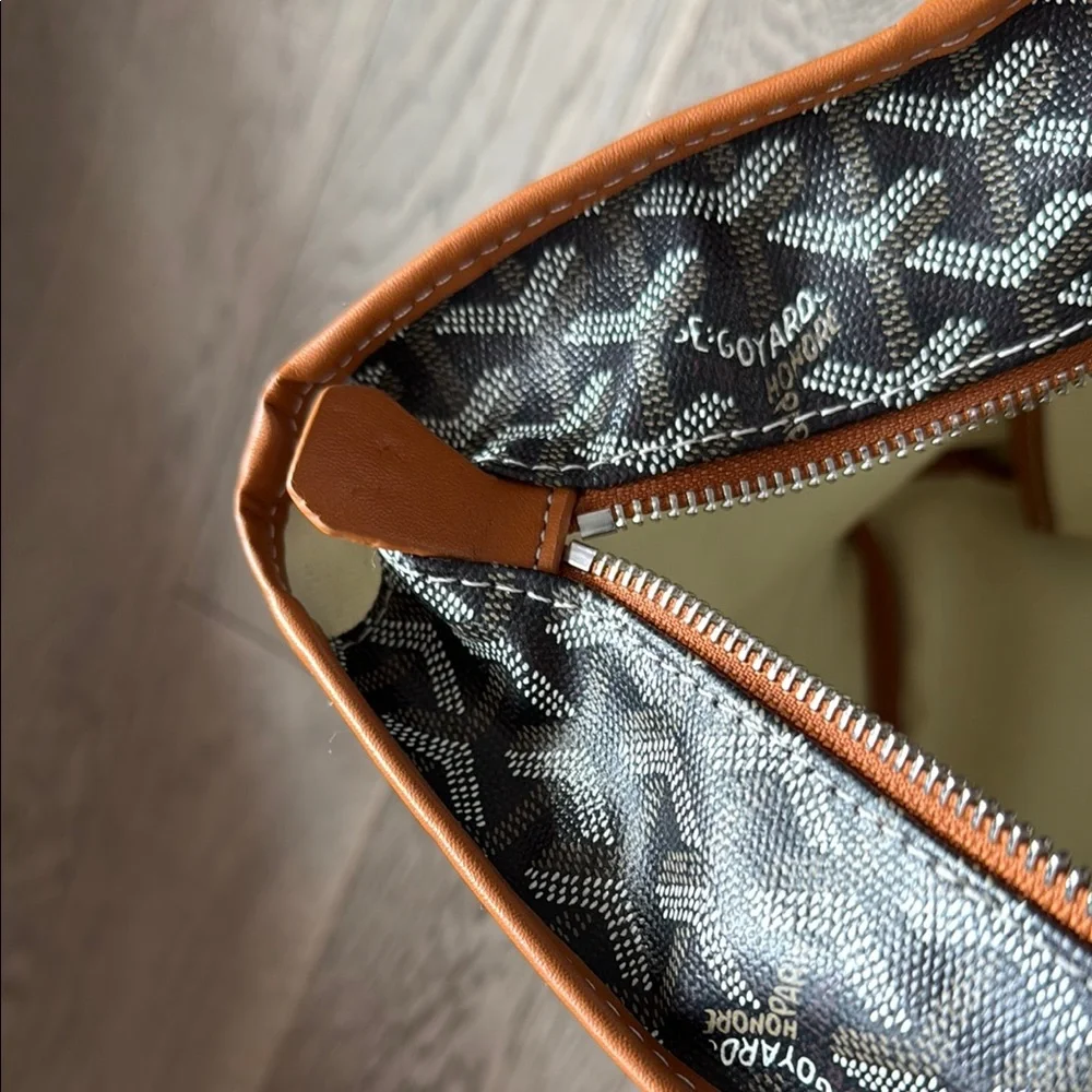 Stylish Black and Tan Tote Bag - Goyard - Picture 3 of 4